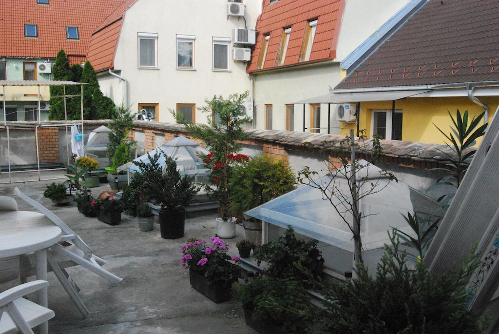 Karavan Panzio Hotel Kecskemét Exterior foto